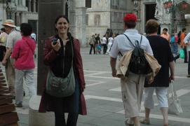 Venezia/Piazza S. Marco/Verena vor dem Palazzo Ducale